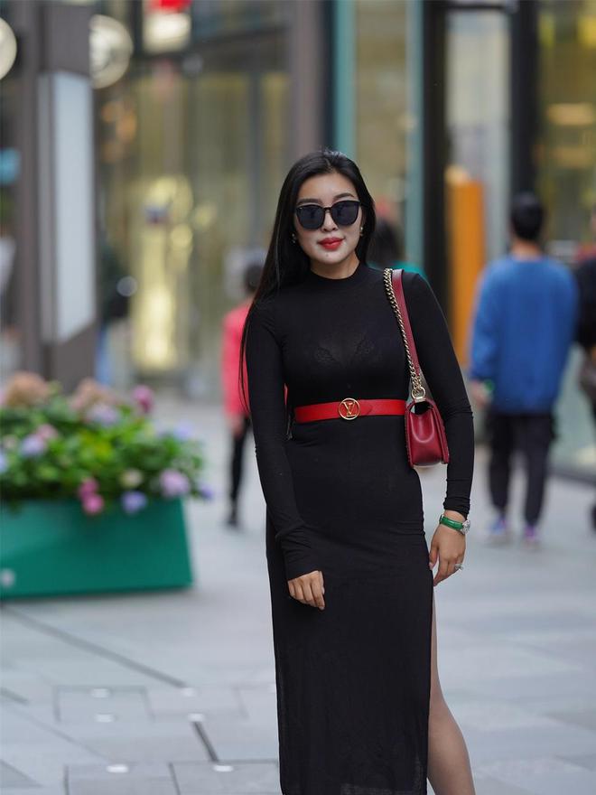 kaiyun入口：独特魅力黑带美女尽显曲线之美简约高跟鞋搭配开叉长裙惊艳全场(图5)