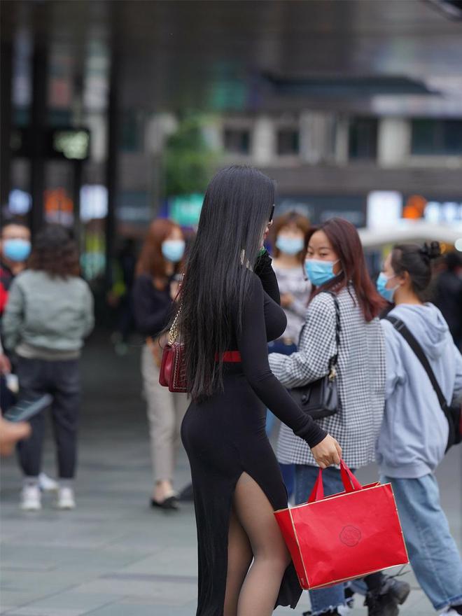 kaiyun入口：独特魅力黑带美女尽显曲线之美简约高跟鞋搭配开叉长裙惊艳全场(图6)