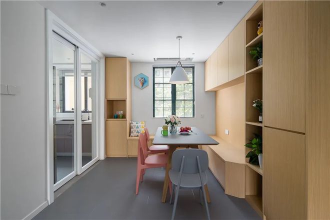 简约北欧三居室餐厅收纳柜这样设计美观与实用性能都大大增强(图2)