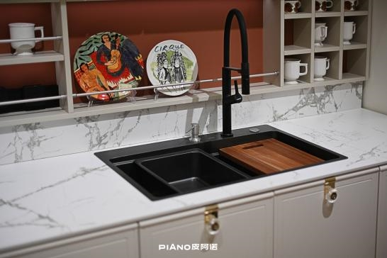 kaiyun网站：皮阿诺独创拉手设计带你邂逅奢华浪漫家居生活