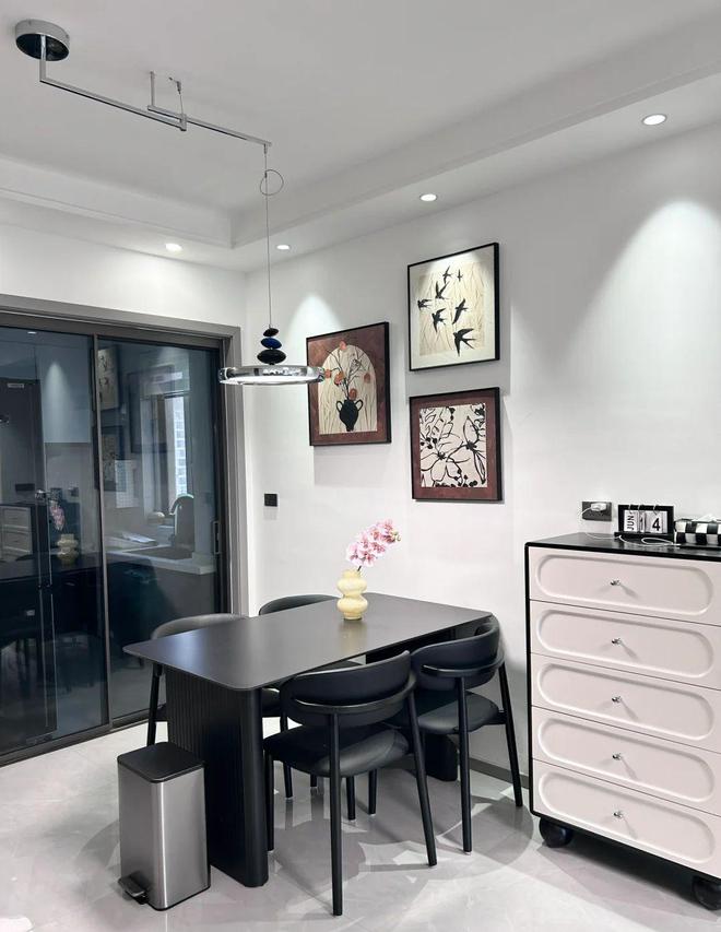 kaiyun：现代简约空间演绎流畅通透之美(图2)