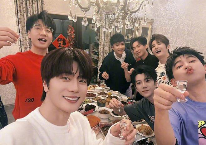 kaiyun网站：《披哥》听懂严屹宽对胡夏的评价才明白王铮亮为什么输给李克勤(图1)