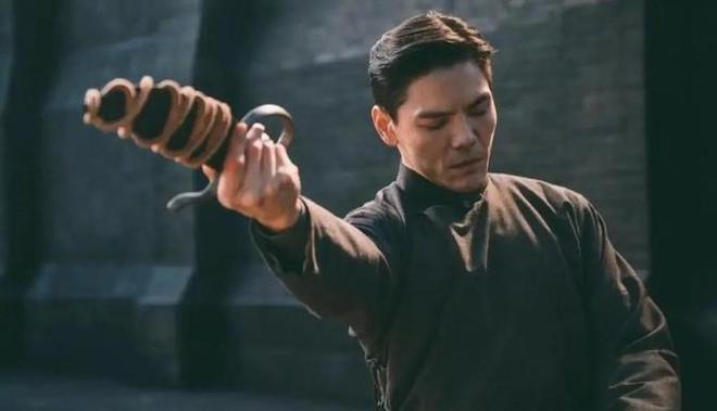 16天仅百万票房！向佐回应频繁摸鼻梁游本昌道破他19年不火原因(图14)