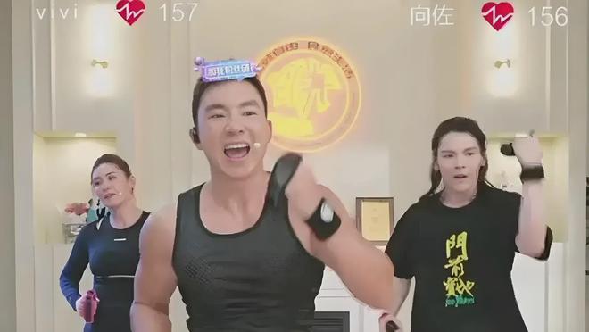 16天仅百万票房！向佐回应频繁摸鼻梁游本昌道破他19年不火原因(图19)