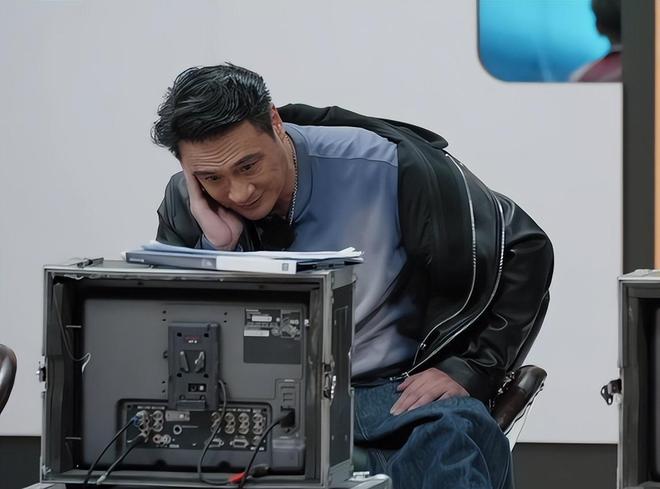 16天仅百万票房！向佐回应频繁摸鼻梁游本昌道破他19年不火原因(图30)