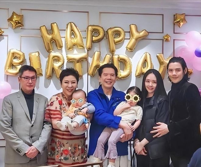 16天仅百万票房！向佐回应频繁摸鼻梁游本昌道破他19年不火原因(图33)