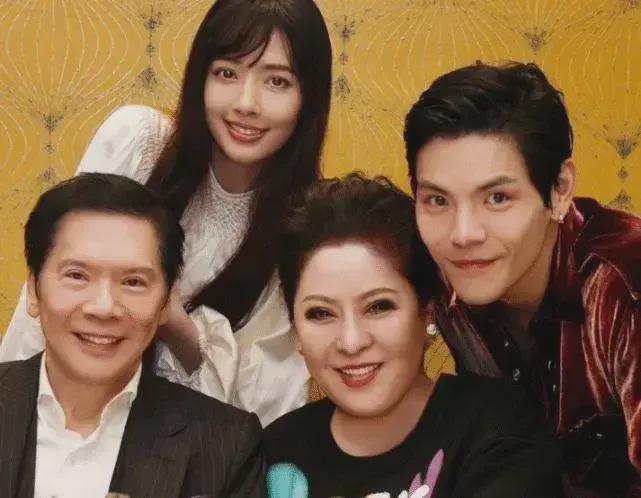 16天仅百万票房！向佐回应频繁摸鼻梁游本昌道破他19年不火原因(图34)