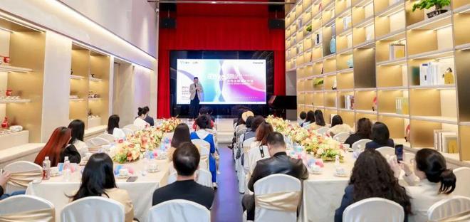 kaiyun：「她说」女性主体设计沙龙耀见玫瑰人生的热爱与诗意！(图2)