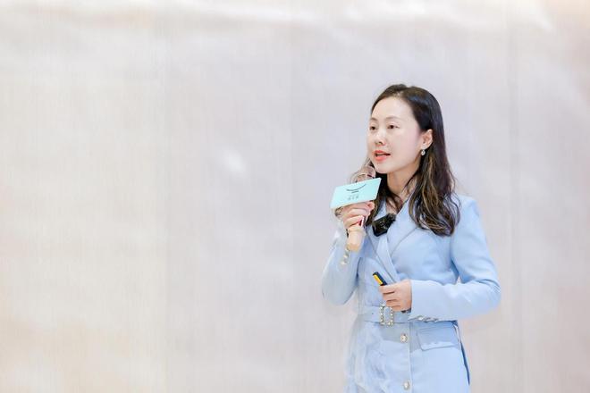 kaiyun：「她说」女性主体设计沙龙耀见玫瑰人生的热爱与诗意！(图6)