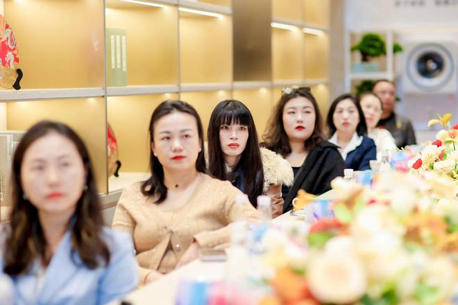 kaiyun：「她说」女性主体设计沙龙耀见玫瑰人生的热爱与诗意！(图9)