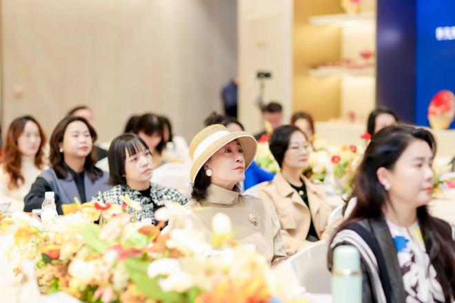 kaiyun：「她说」女性主体设计沙龙耀见玫瑰人生的热爱与诗意！(图10)