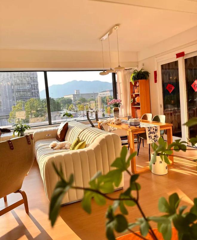 kaiyun：浙江一女子晒两个人住108的家不拆不改将原木风格做到极致太爽啦！(图2)