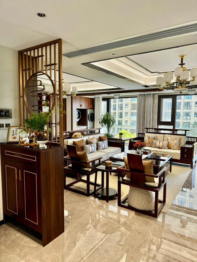 kaiyun：一位太太晒出新中式风格的家凭一个客厅吸引了上万粉丝(图3)