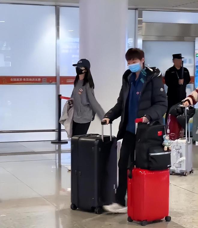 曼昱最新杂志封面曝光身穿简单西装衬衫高级感满满气质似超模(图2)