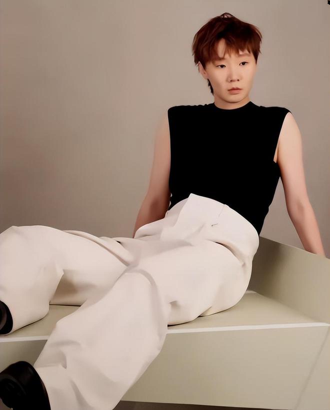 曼昱最新杂志封面曝光身穿简单西装衬衫高级感满满气质似超模(图4)