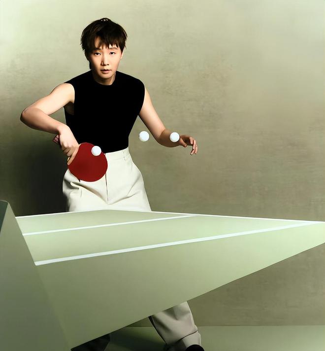 曼昱最新杂志封面曝光身穿简单西装衬衫高级感满满气质似超模(图5)