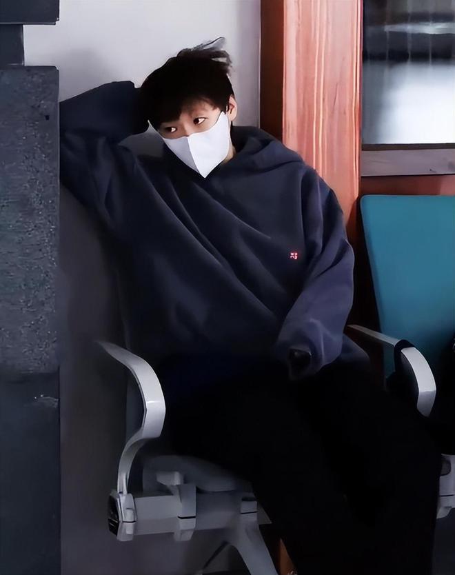 曼昱最新杂志封面曝光身穿简单西装衬衫高级感满满气质似超模(图9)