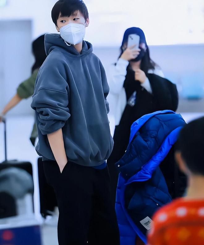 曼昱最新杂志封面曝光身穿简单西装衬衫高级感满满气质似超模(图7)