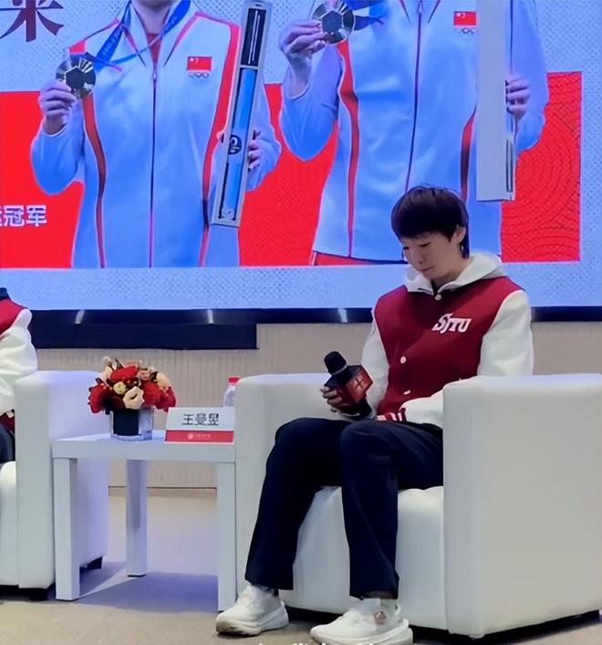 曼昱最新杂志封面曝光身穿简单西装衬衫高级感满满气质似超模(图8)