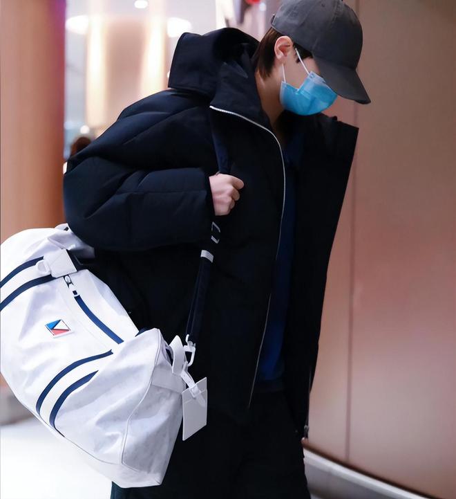 曼昱最新杂志封面曝光身穿简单西装衬衫高级感满满气质似超模(图10)