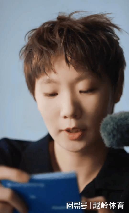 kaiyun网站：王曼昱时尚先生杂志预告黑色条纹廓形衬衫简直太帅了！(图2)