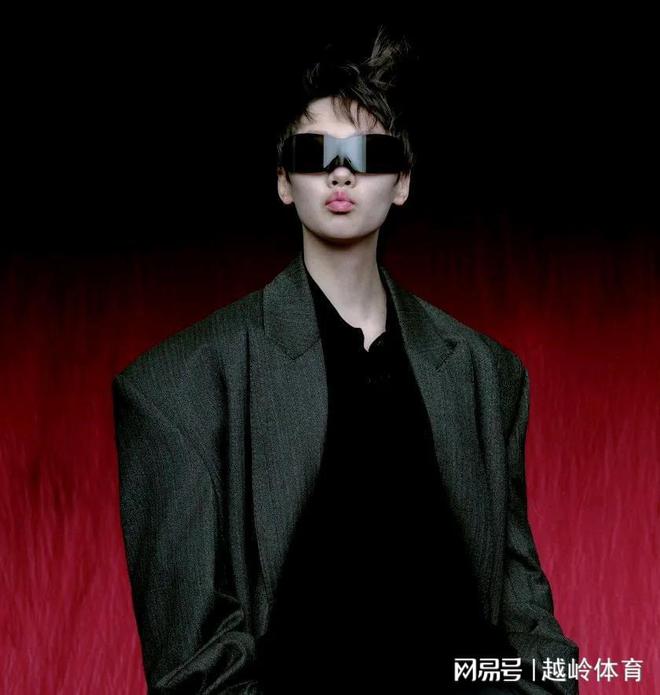 kaiyun网站：王曼昱时尚先生杂志预告黑色条纹廓形衬衫简直太帅了！(图3)