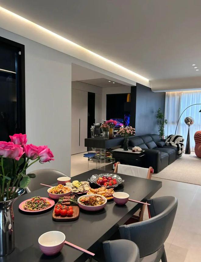 kaiyun：湖南女子晒一家三口住108㎡的家用“省钱”的方式做出“很贵”的极简风太会装修了！(图3)