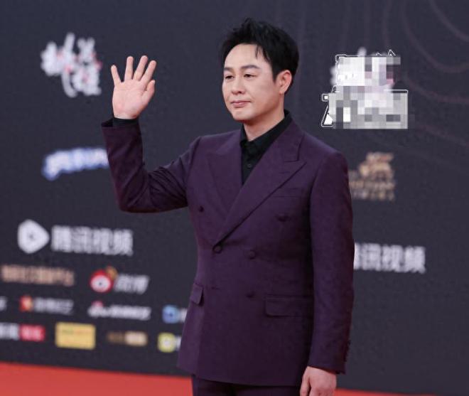 被4位名导力挺的张颂文和被全网踩的赵露思揭开娱乐圈遮羞布