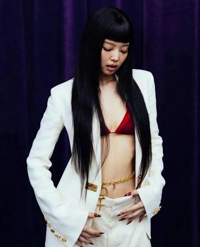 kaiyun网站：开扒Jennie新MV！她坐过的这些中古名椅暗藏百万级审美！(图2)