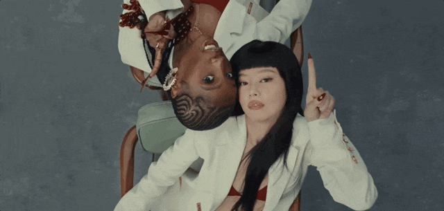 kaiyun网站：开扒Jennie新MV！她坐过的这些中古名椅暗藏百万级审美！(图3)