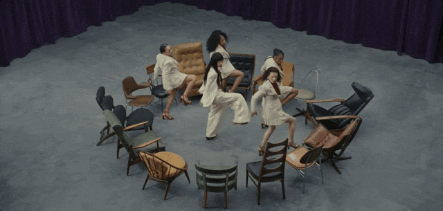 kaiyun网站：开扒Jennie新MV！她坐过的这些中古名椅暗藏百万级审美！(图5)