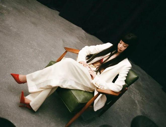 kaiyun网站：开扒Jennie新MV！她坐过的这些中古名椅暗藏百万级审美！(图6)