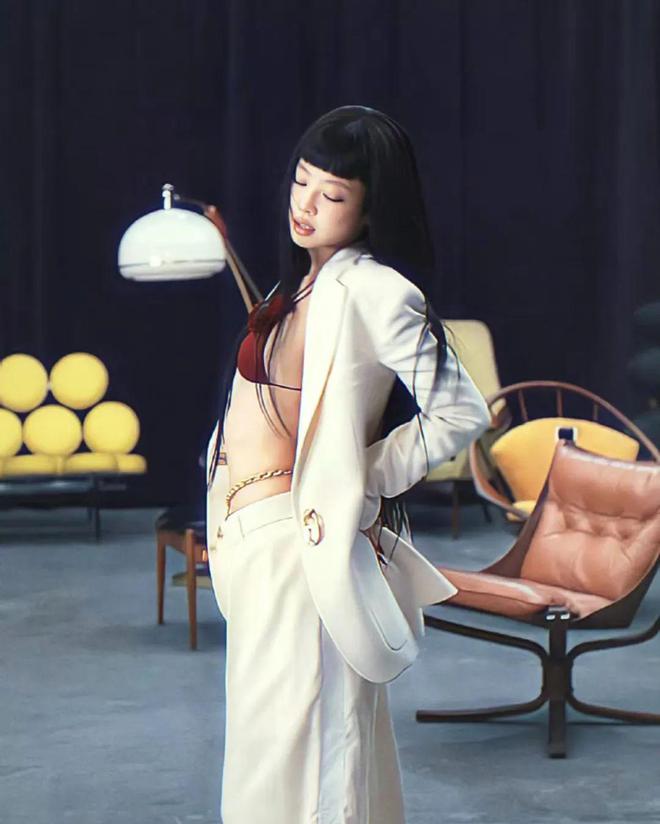 kaiyun网站：开扒Jennie新MV！她坐过的这些中古名椅暗藏百万级审美！(图8)