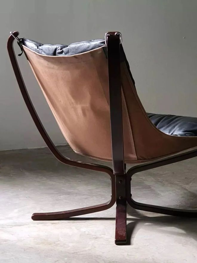 kaiyun网站：开扒Jennie新MV！她坐过的这些中古名椅暗藏百万级审美！(图11)