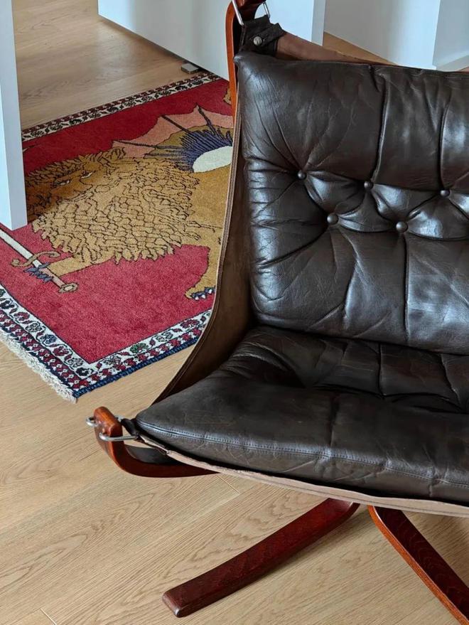 kaiyun网站：开扒Jennie新MV！她坐过的这些中古名椅暗藏百万级审美！(图12)