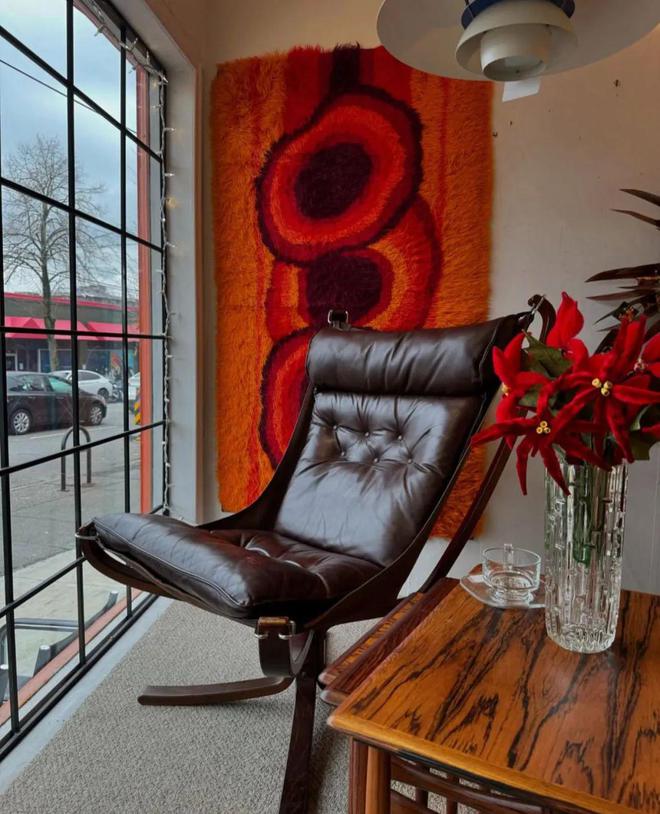 kaiyun网站：开扒Jennie新MV！她坐过的这些中古名椅暗藏百万级审美！(图13)