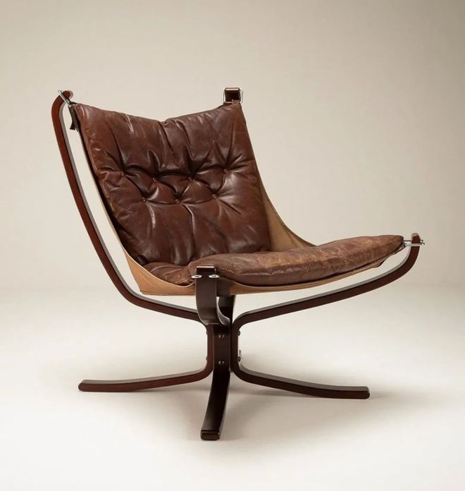 kaiyun网站：开扒Jennie新MV！她坐过的这些中古名椅暗藏百万级审美！(图14)