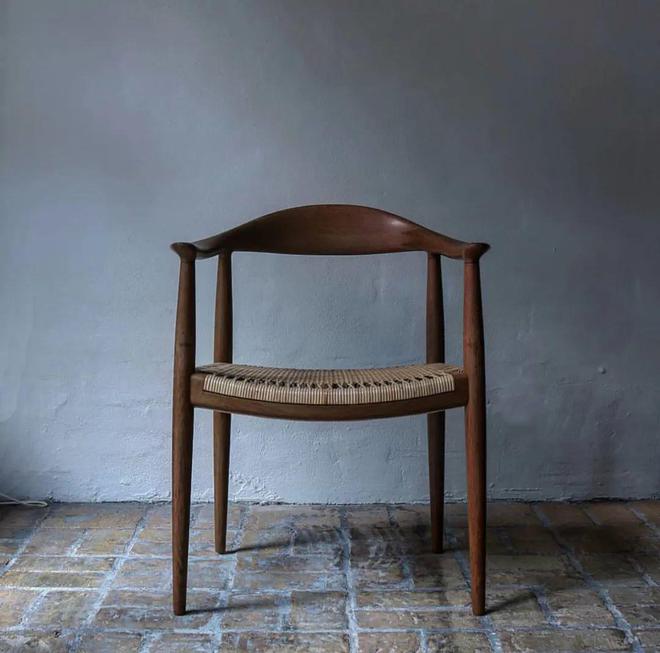 kaiyun网站：开扒Jennie新MV！她坐过的这些中古名椅暗藏百万级审美！(图22)