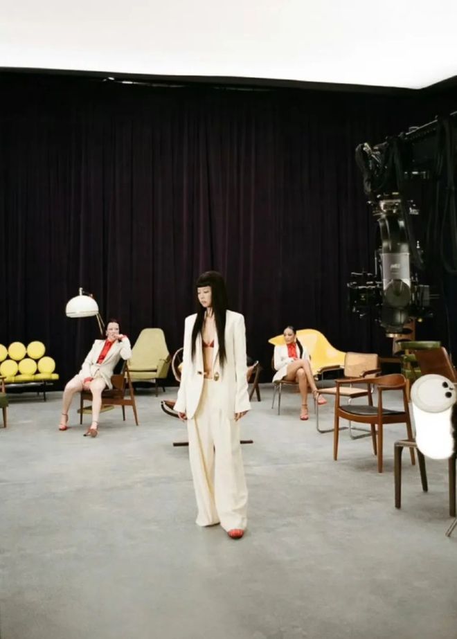 kaiyun网站：开扒Jennie新MV！她坐过的这些中古名椅暗藏百万级审美！(图21)