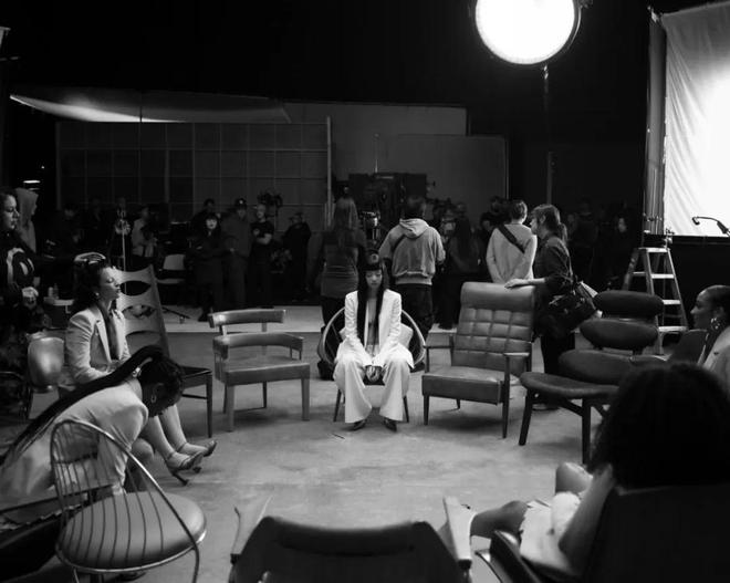 kaiyun网站：开扒Jennie新MV！她坐过的这些中古名椅暗藏百万级审美！(图15)