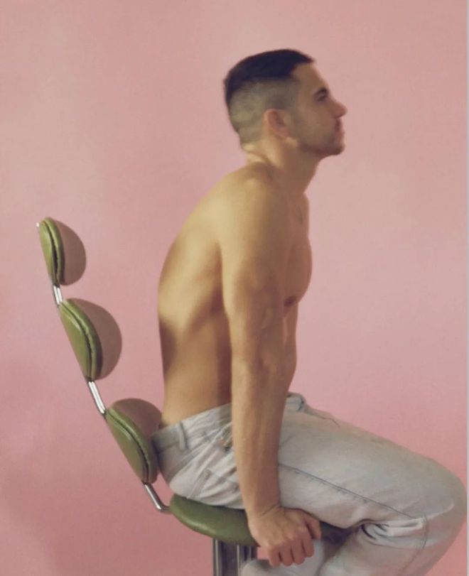 kaiyun网站：开扒Jennie新MV！她坐过的这些中古名椅暗藏百万级审美！(图19)