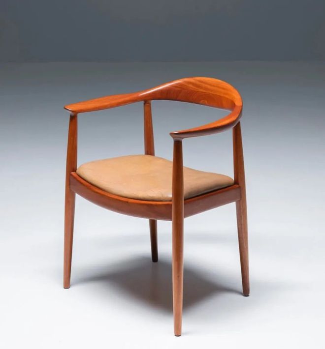 kaiyun网站：开扒Jennie新MV！她坐过的这些中古名椅暗藏百万级审美！(图23)