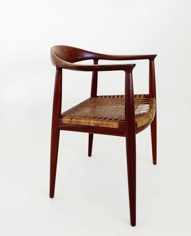 kaiyun网站：开扒Jennie新MV！她坐过的这些中古名椅暗藏百万级审美！(图25)