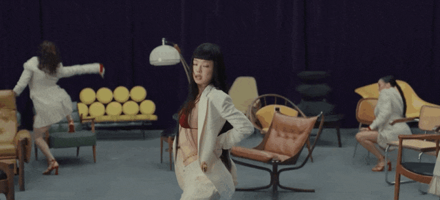 kaiyun网站：开扒Jennie新MV！她坐过的这些中古名椅暗藏百万级审美！(图26)