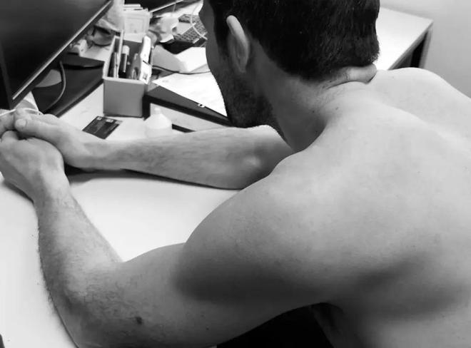 kaiyun网站：开扒Jennie新MV！她坐过的这些中古名椅暗藏百万级审美！(图29)