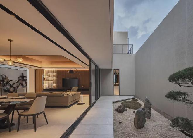 将锦鲤池和枯山水园地延伸到客厅打造与自然共生的禅意设计(图4)