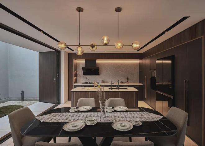 将锦鲤池和枯山水园地延伸到客厅打造与自然共生的禅意设计(图8)