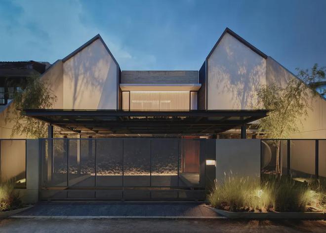 将锦鲤池和枯山水园地延伸到客厅打造与自然共生的禅意设计(图3)