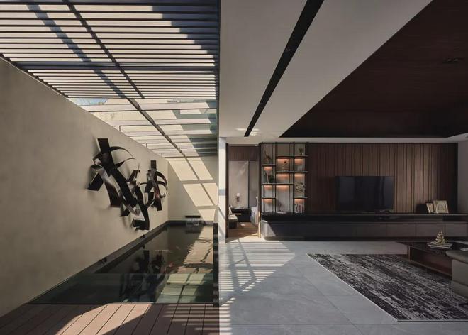 将锦鲤池和枯山水园地延伸到客厅打造与自然共生的禅意设计(图5)