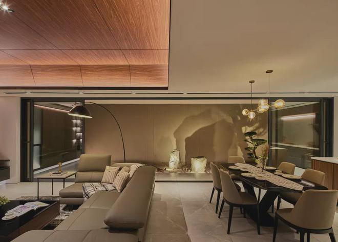 将锦鲤池和枯山水园地延伸到客厅打造与自然共生的禅意设计(图7)